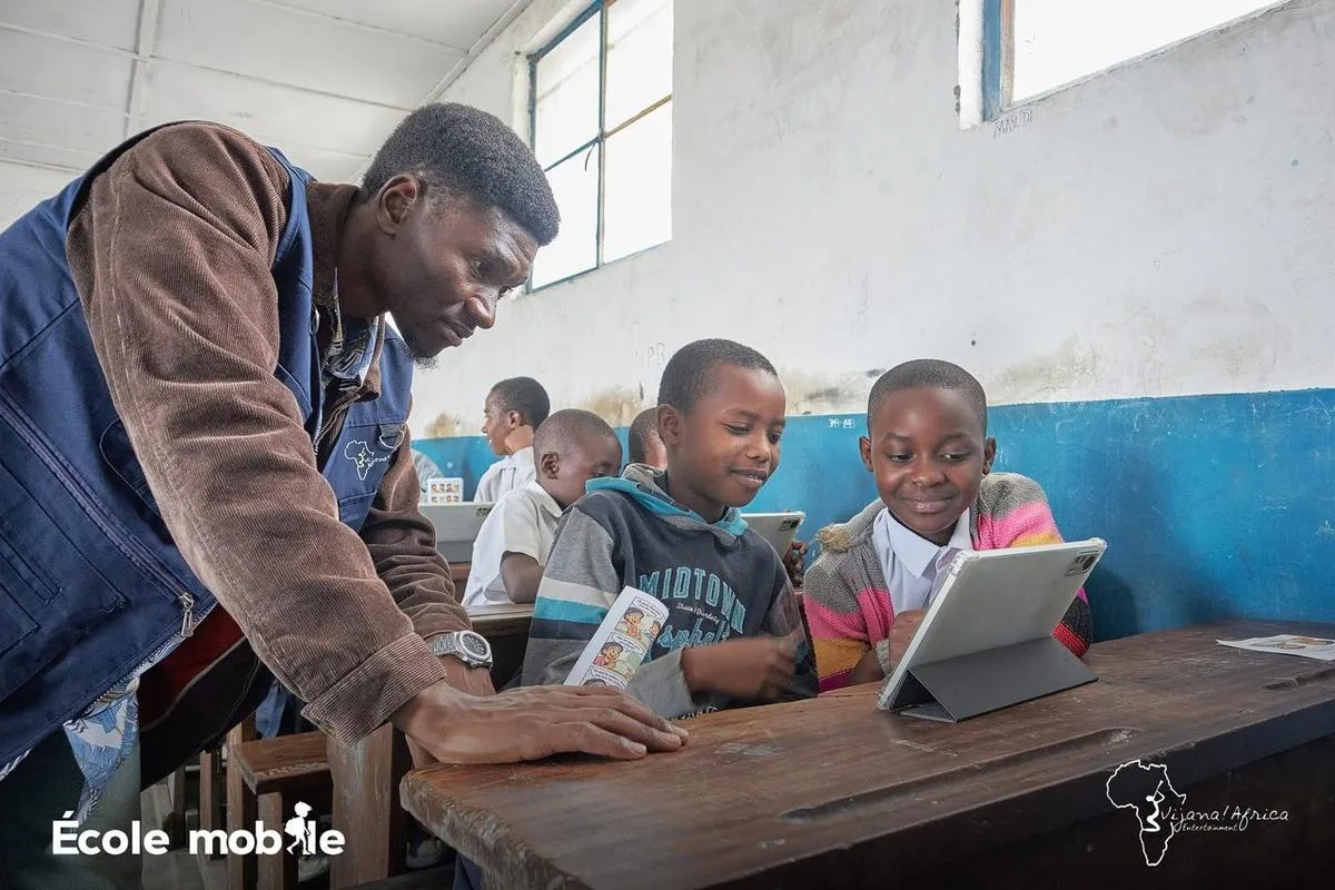Children in a partner classroom during a Vijana Mobile School session.