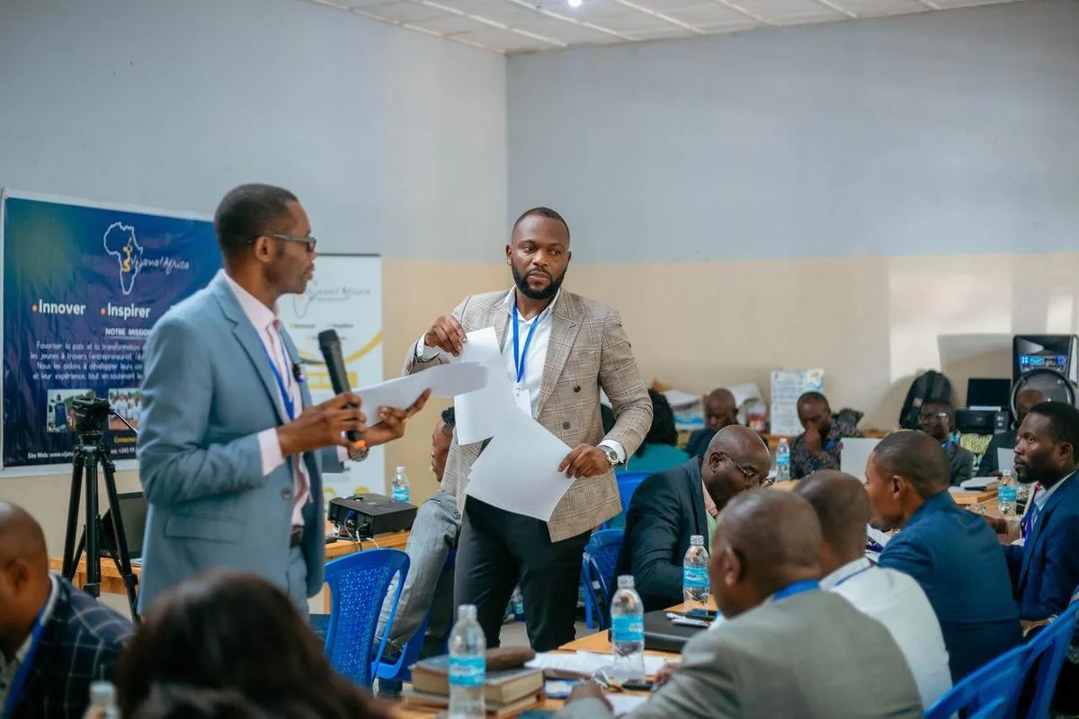 A community peacebuilding dialogue session in the Goma area.